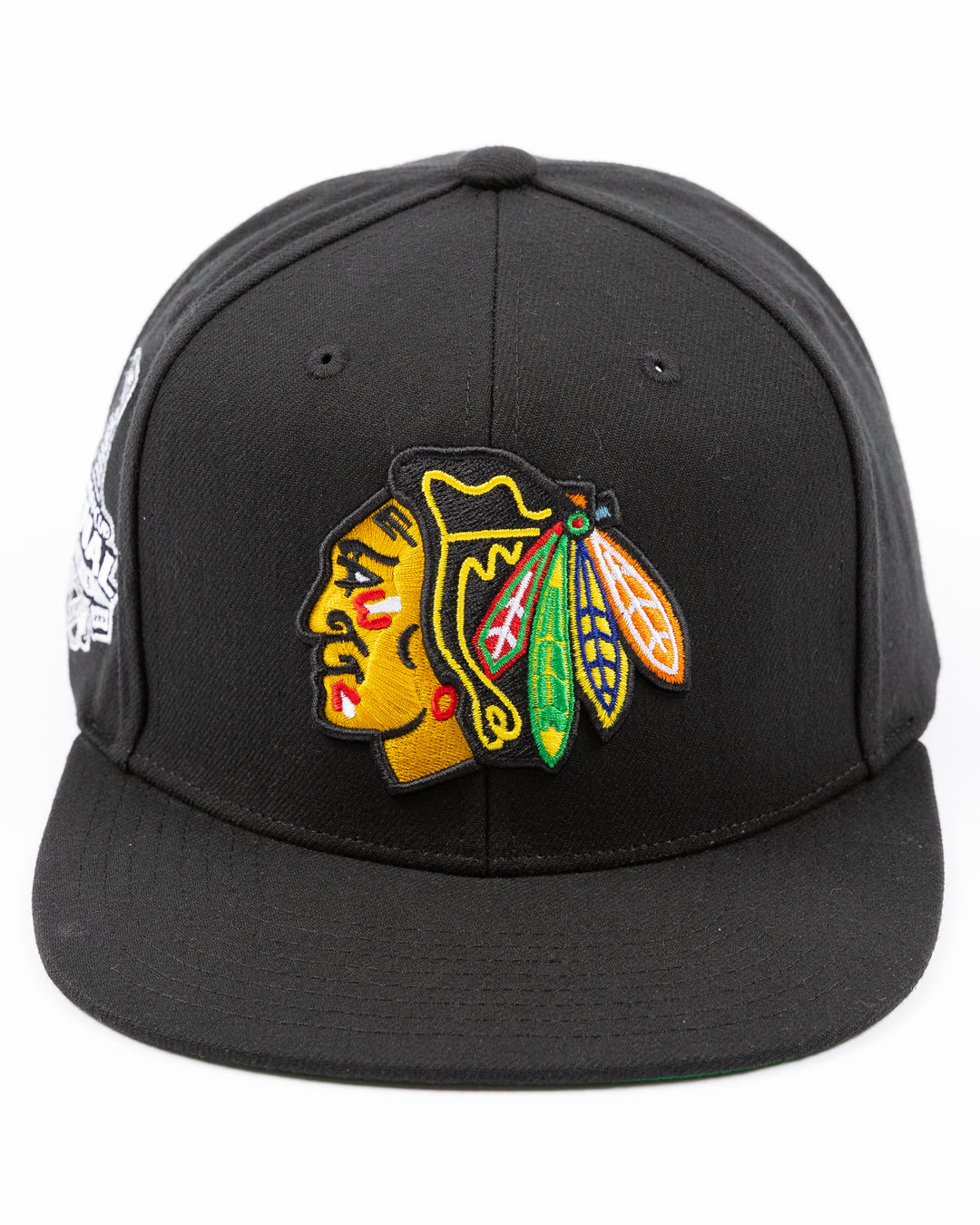 black Mitchell & Ness snapback cap with Chicago Blackhawks primary logo embroidered on front and 2015 Stanley Cup championship patch on right side - front lay flat